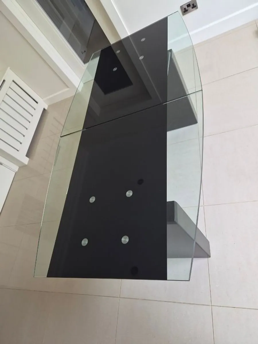 Glass dinning  room table - Image 3