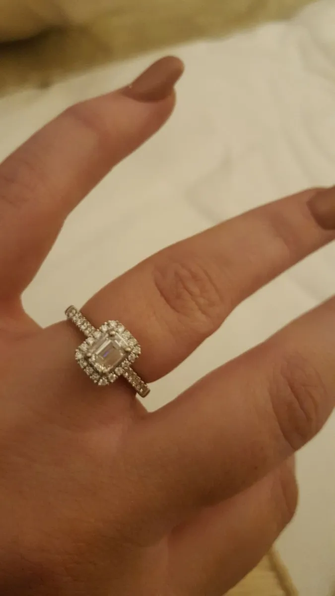 Engagement ring and wedding band - Image 2