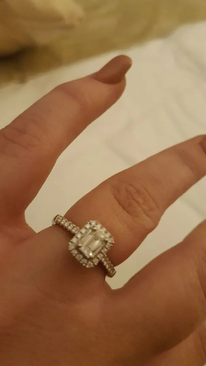 Engagement ring and wedding band - Image 1