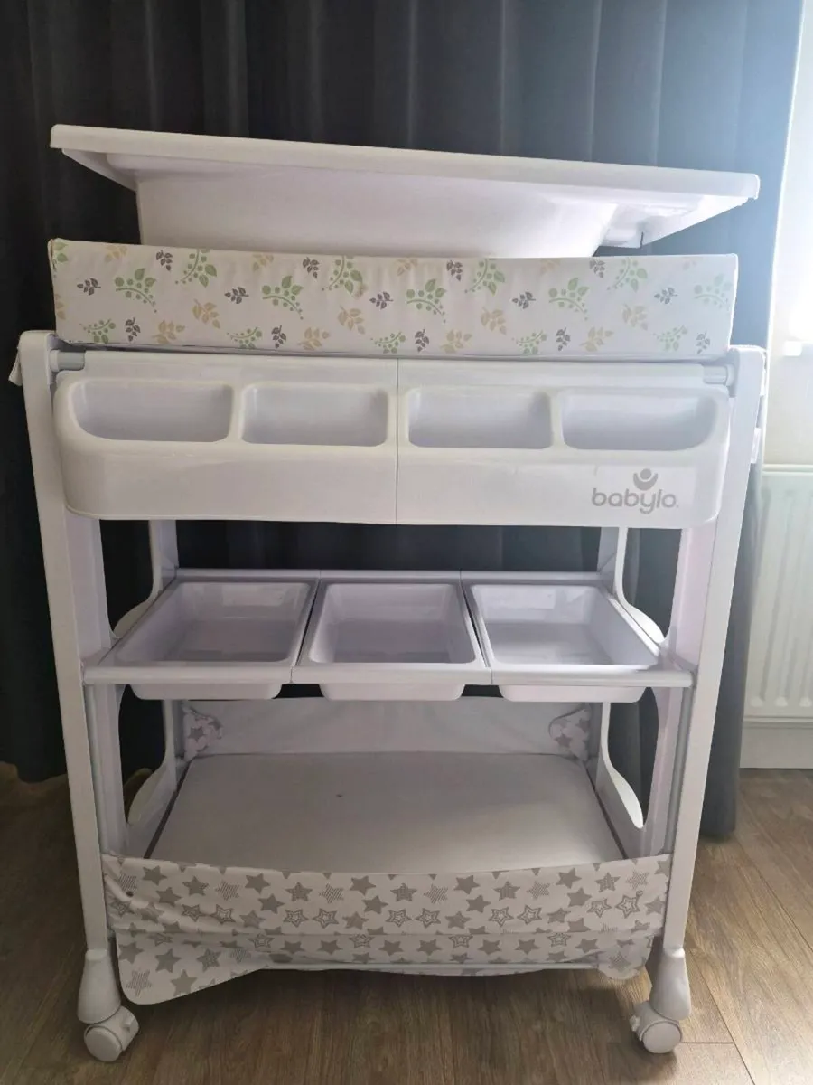 Baby changing unit with built in bath - Image 1