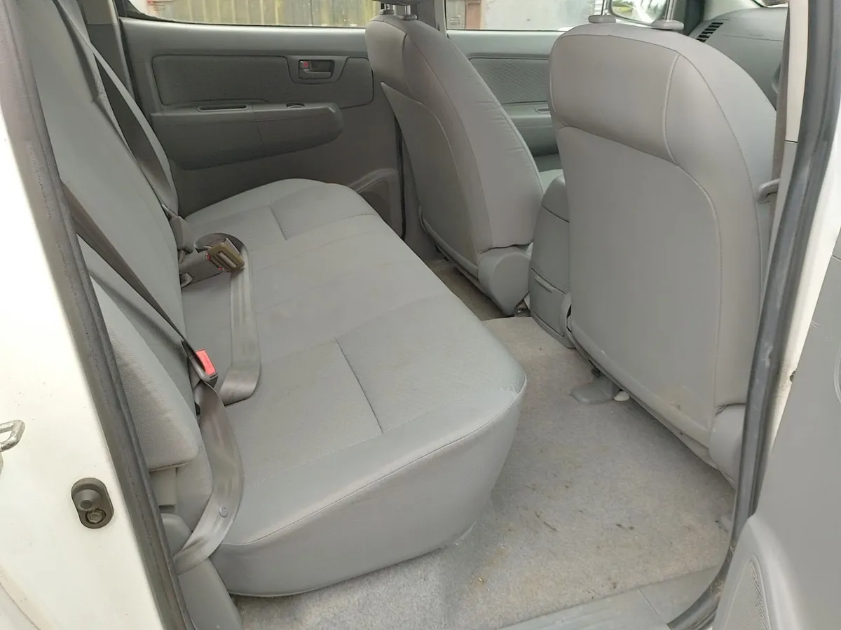 11 Toyota Hilux 2.5 EX , TAX 11-26 DOE 05-27 - Image 2