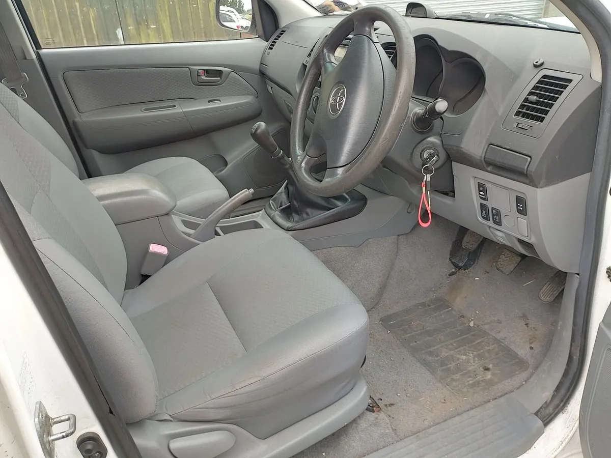 11 Toyota Hilux 2.5 EX , TAX 11-26 DOE 05-27 - Image 3