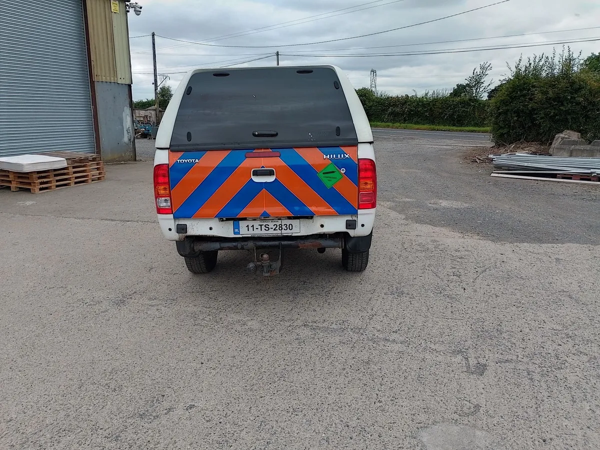 11 Toyota Hilux 2.5 EX , TAX 11-26 DOE 05-27 - Image 4