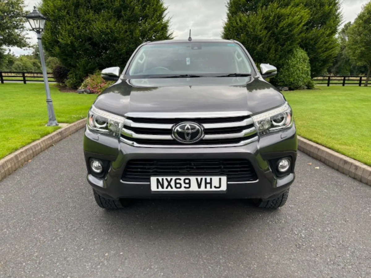 Toyota Hilux 2.4 D-4D Invincible Auto 4WD - Image 2