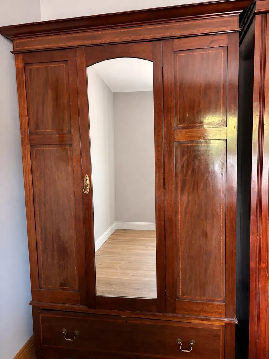 Wardrobe and dressing table set - Image 1