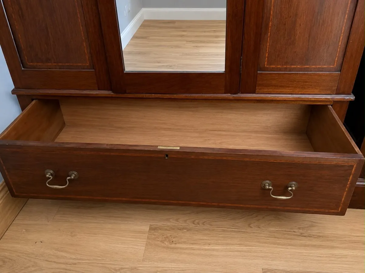 Wardrobe and dressing table set - Image 2
