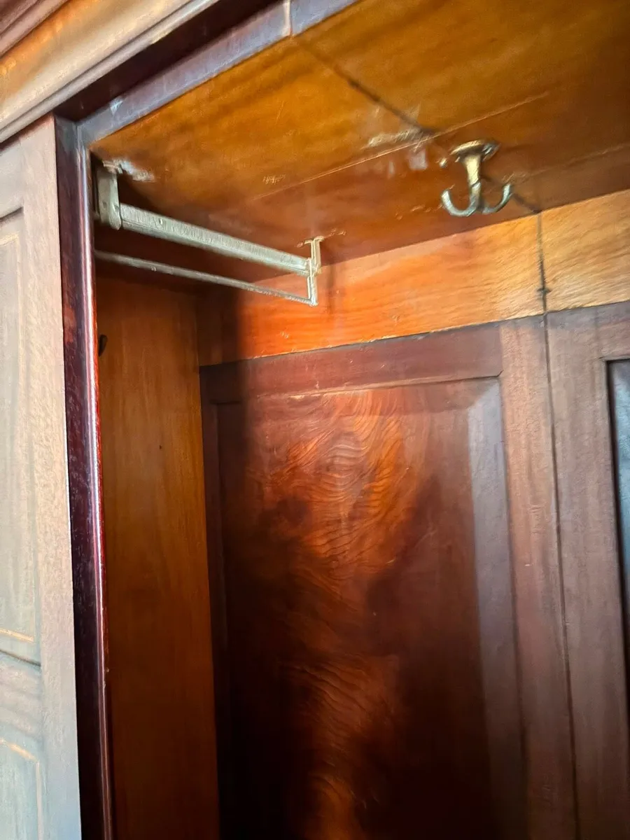 Wardrobe and dressing table set - Image 4