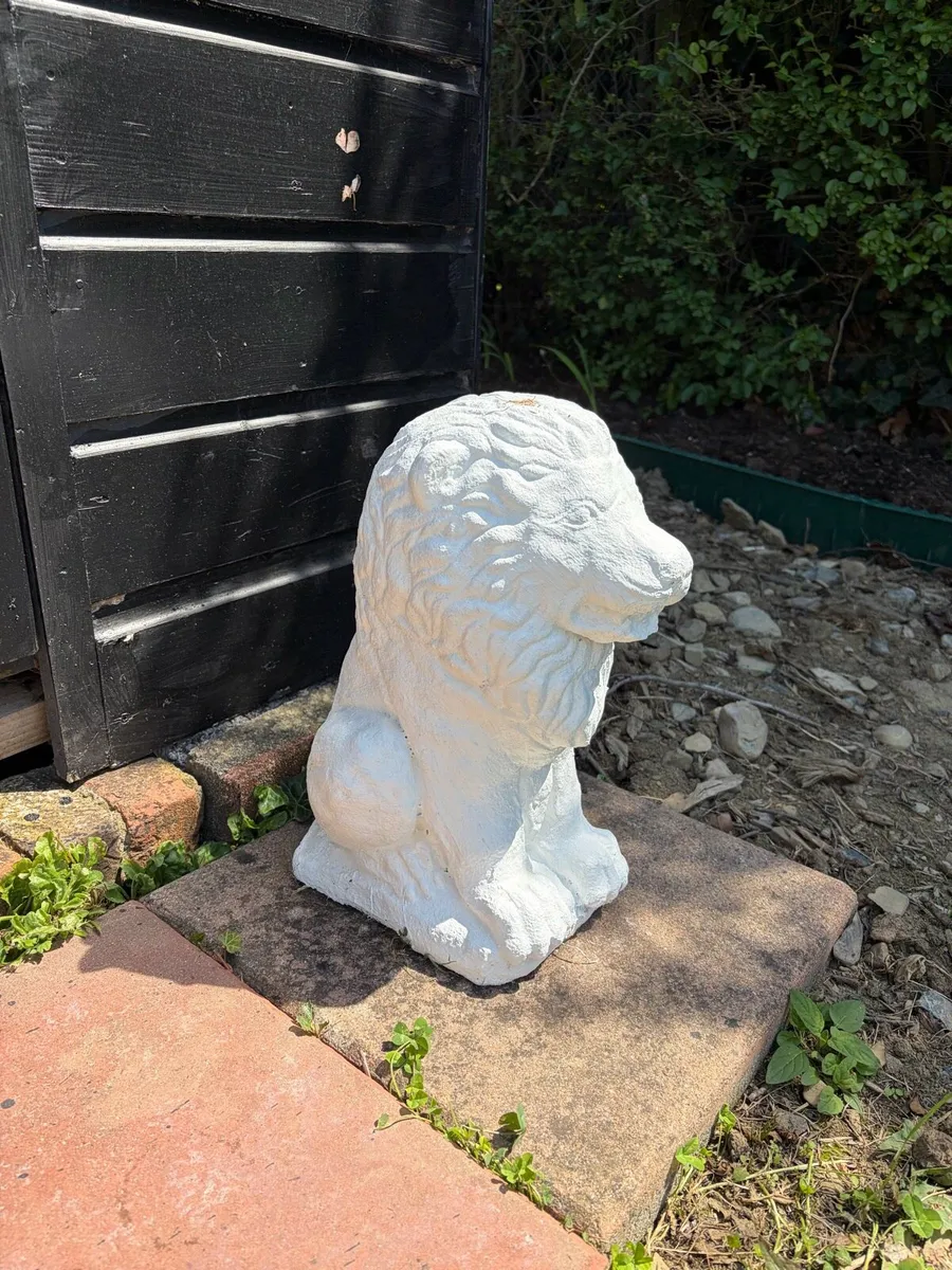 4 x new garden lion concrete statues - Image 1