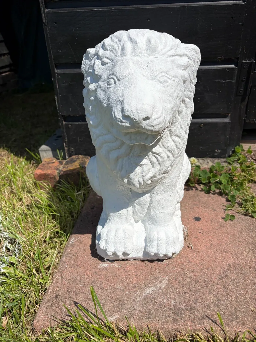 4 x new garden lion concrete statues - Image 2