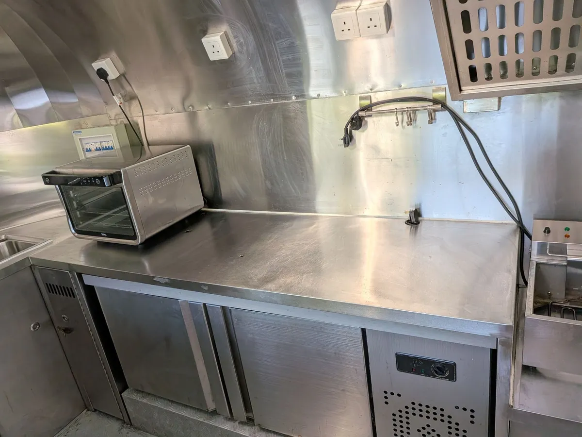 Airstream style Food Truck (Trailer) - Image 4