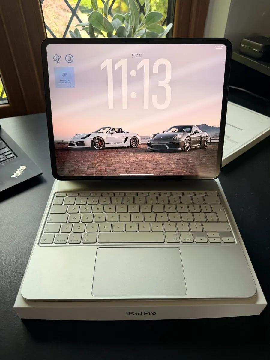 iPad Pro 13-inch M5 Wi-Fi 256GB + Apple Magic KB - Image 2