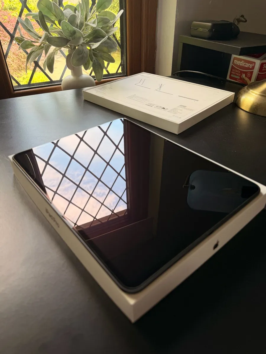 iPad Pro 13-inch M5 Wi-Fi 256GB + Apple Magic KB - Image 1