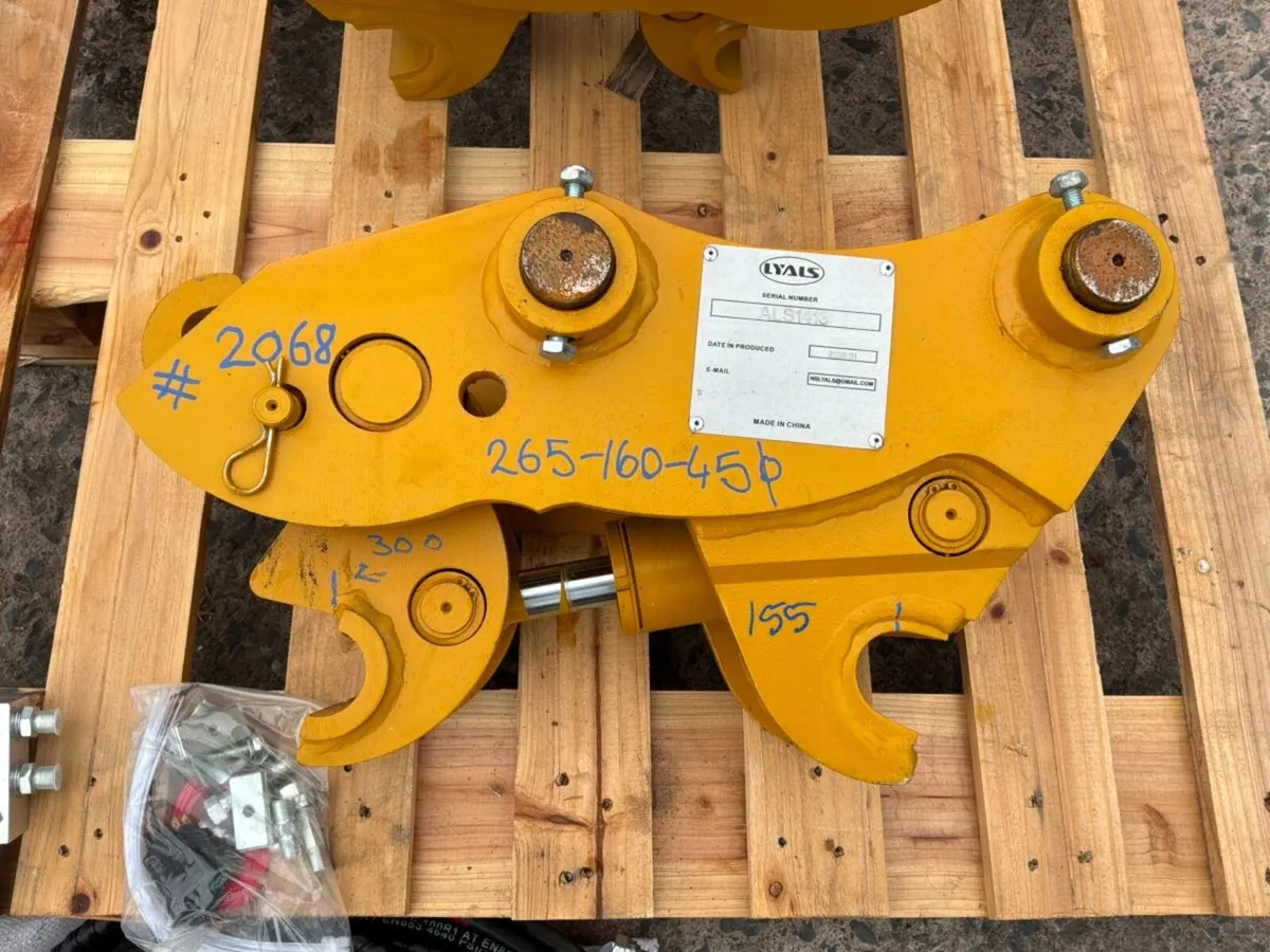 New / unused hydraulic quick hitch.....45mm pins.. - Image 2