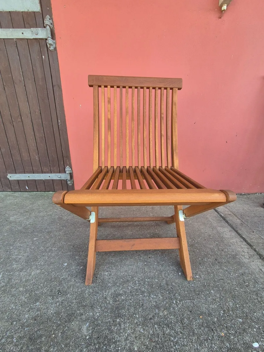Set of 2 foldable wooden garden chairs, like new - Image 1