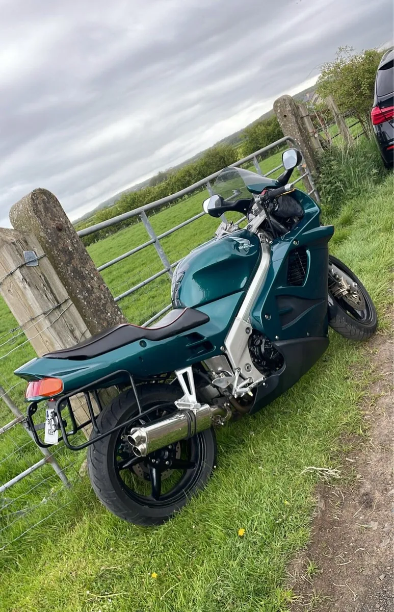 Honda VFR750f - Image 2