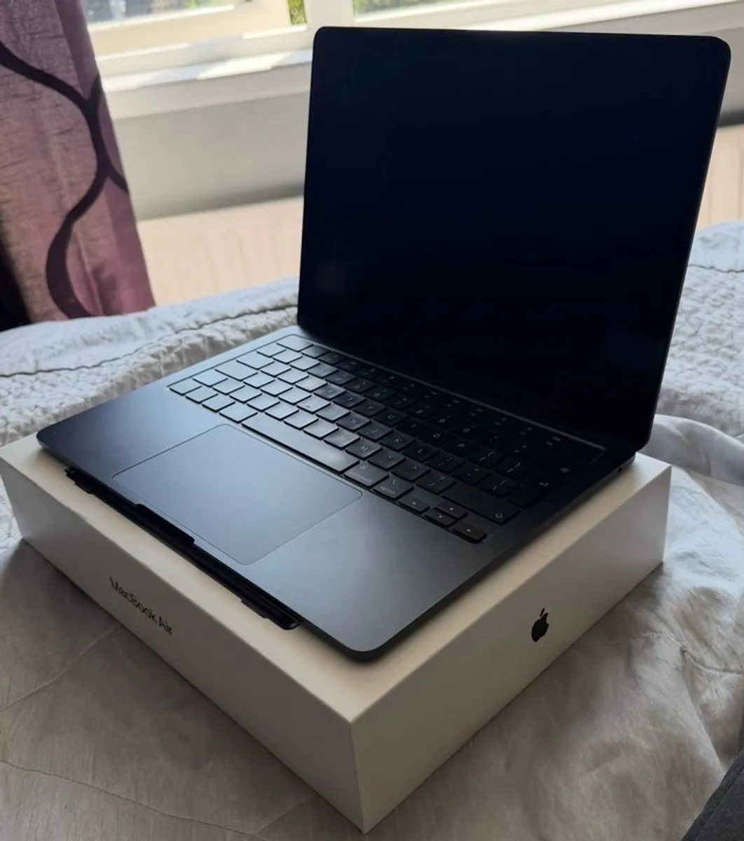 MacBook Air 2022 M2 (Midnight Colour) - Image 2