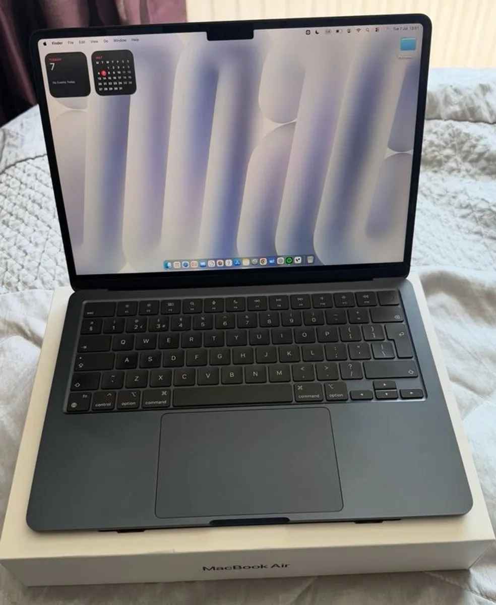 MacBook Air 2022 M2 (Midnight Colour) - Image 3