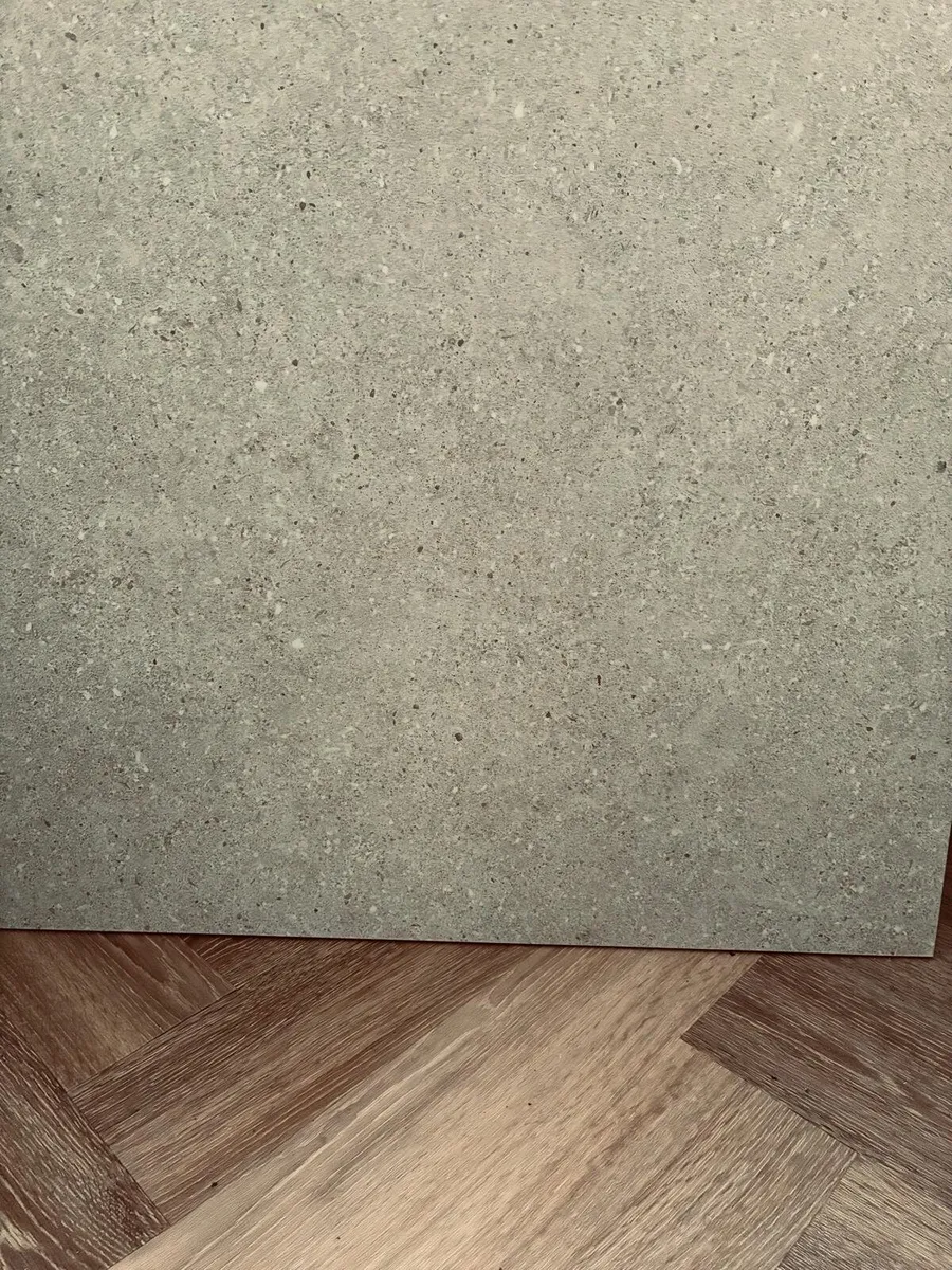 Bathroom tiles - Image 1