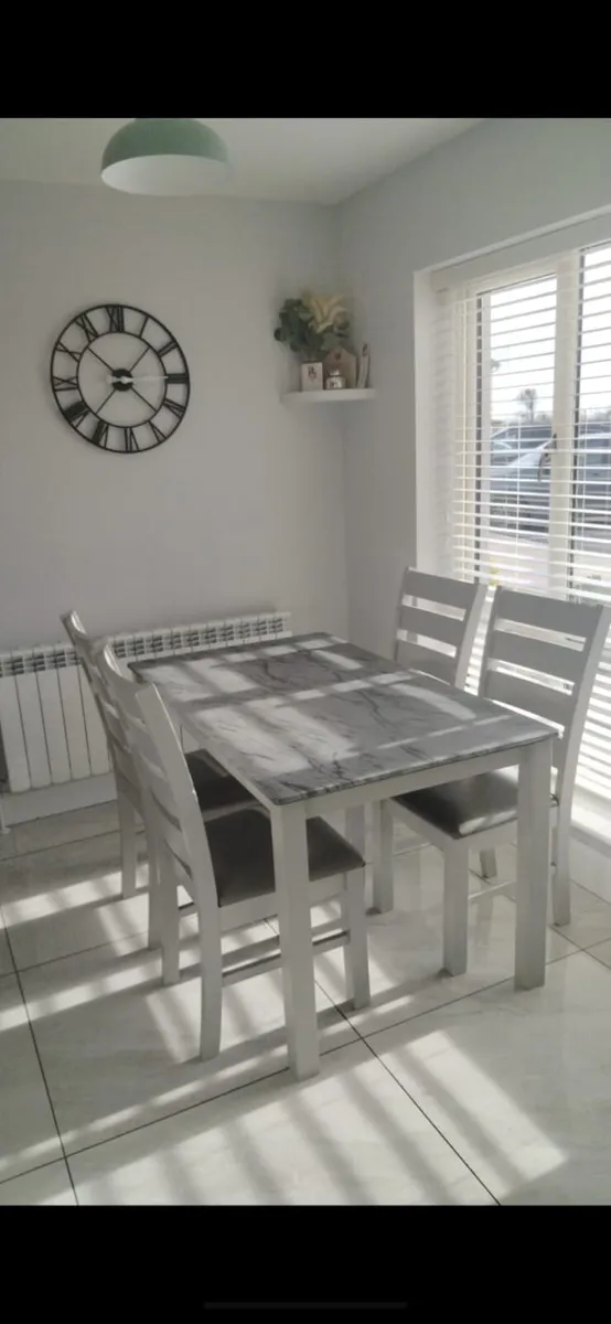 Table and 6 chairs - Image 1