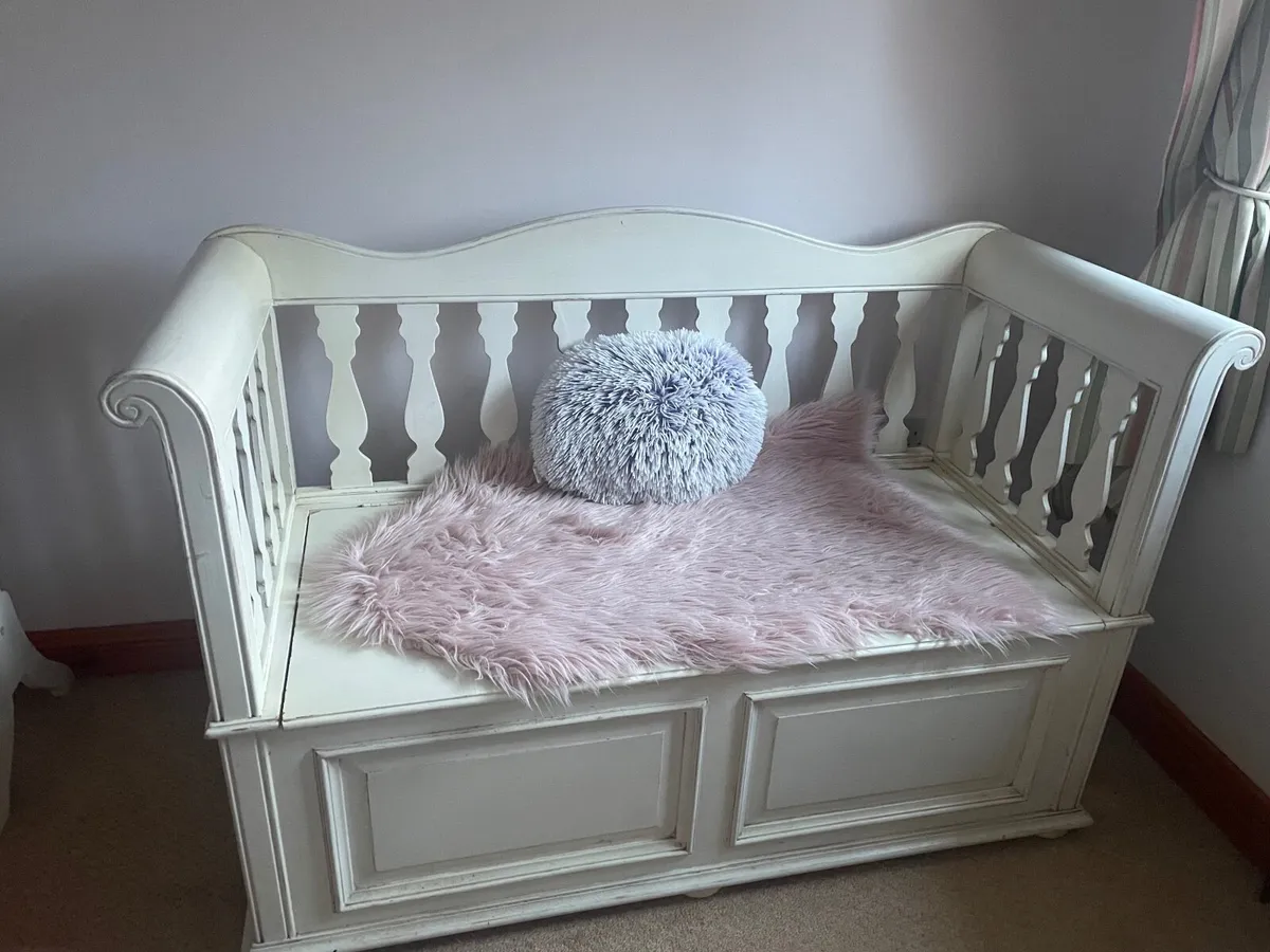 Beautiful Laura Ashely toy box/ storage box/ seat - Image 4