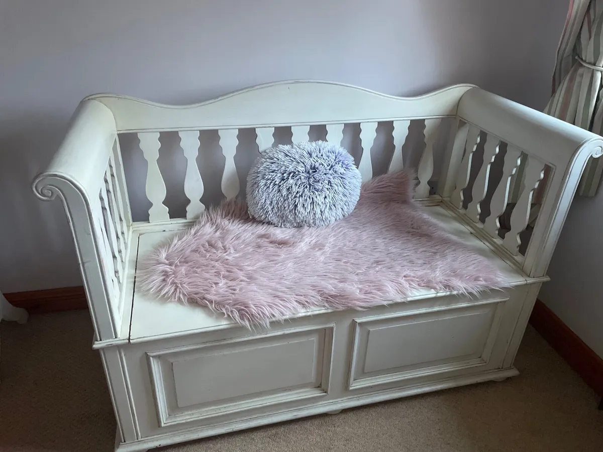 Beautiful Laura Ashely toy box/ storage box/ seat - Image 2