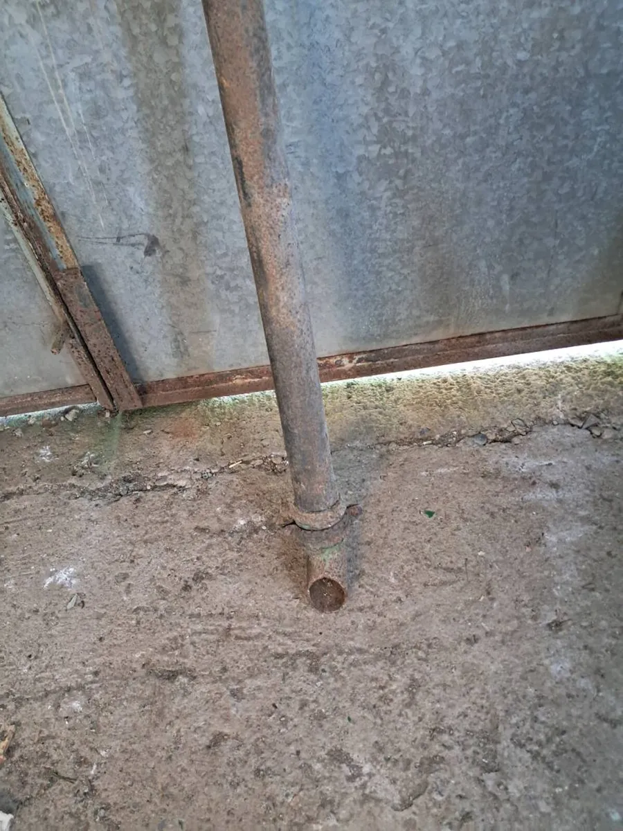 Cast iron downpipe and toe - Image 1