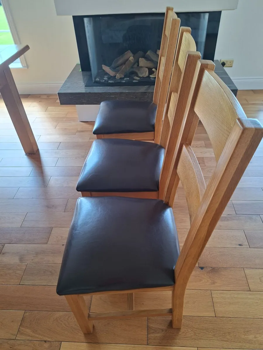 Solid oak extendable table and 6 chairs - Image 2