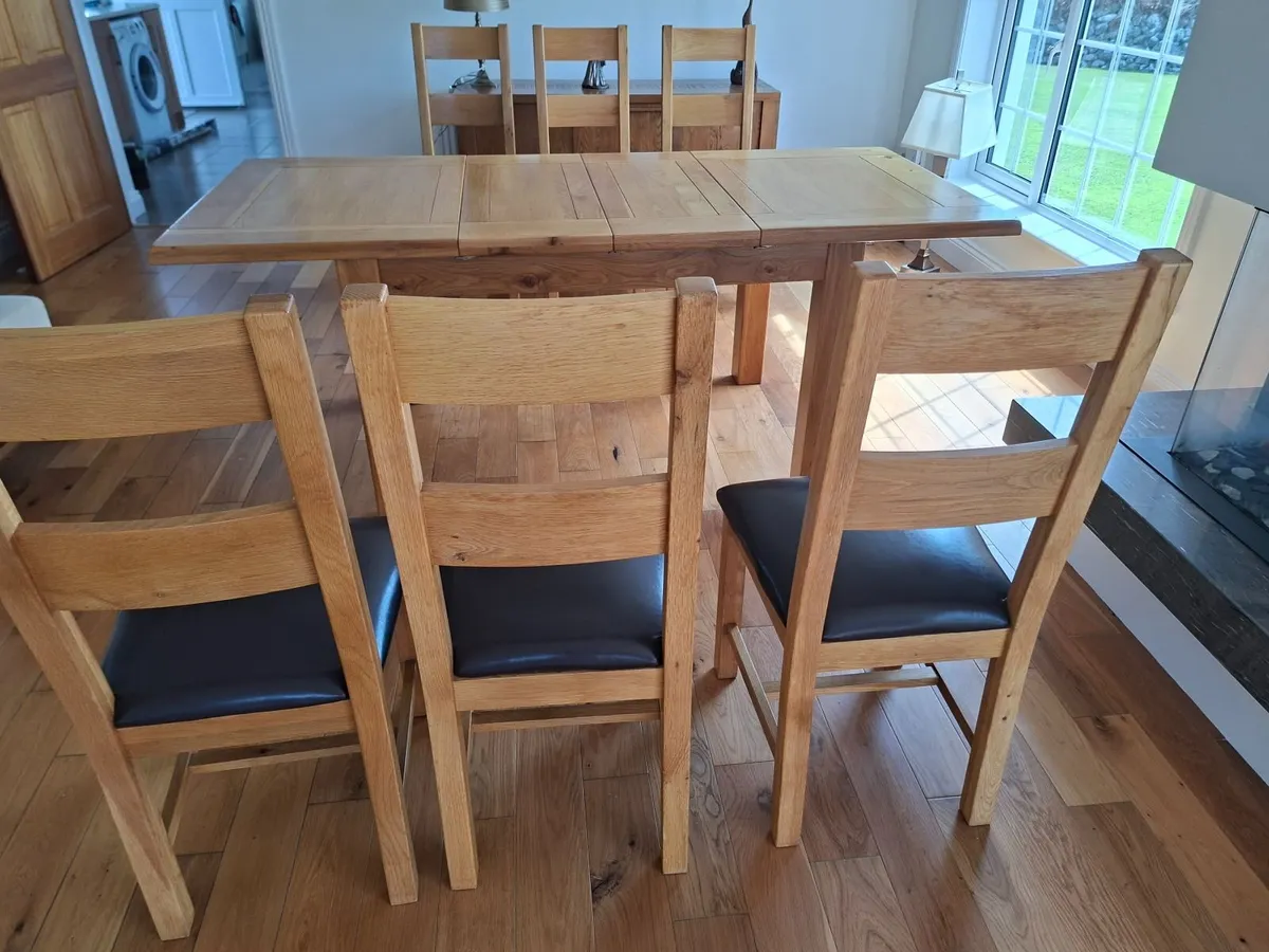 Solid oak extendable table and 6 chairs - Image 3