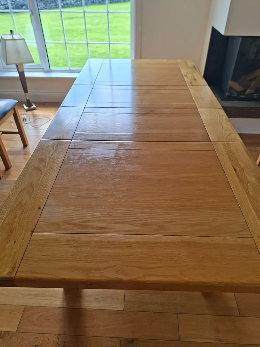 Solid oak extendable table and 6 chairs - Image 1