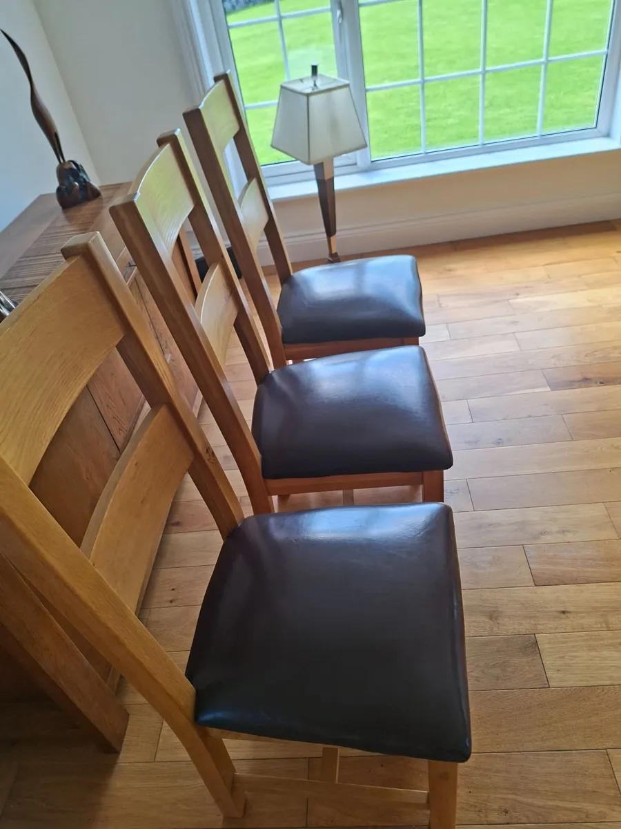 Solid oak extendable table and 6 chairs - Image 4
