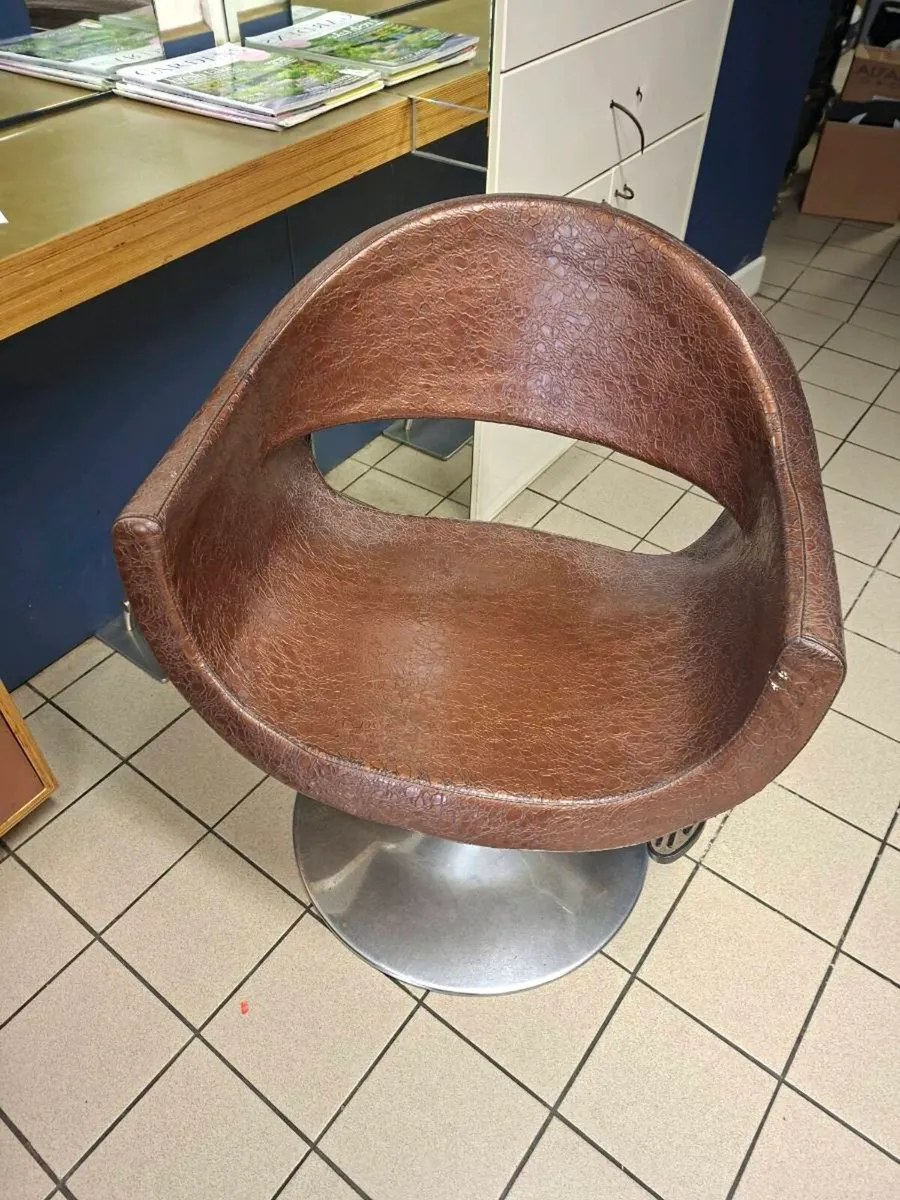 Styling chairs - Image 1