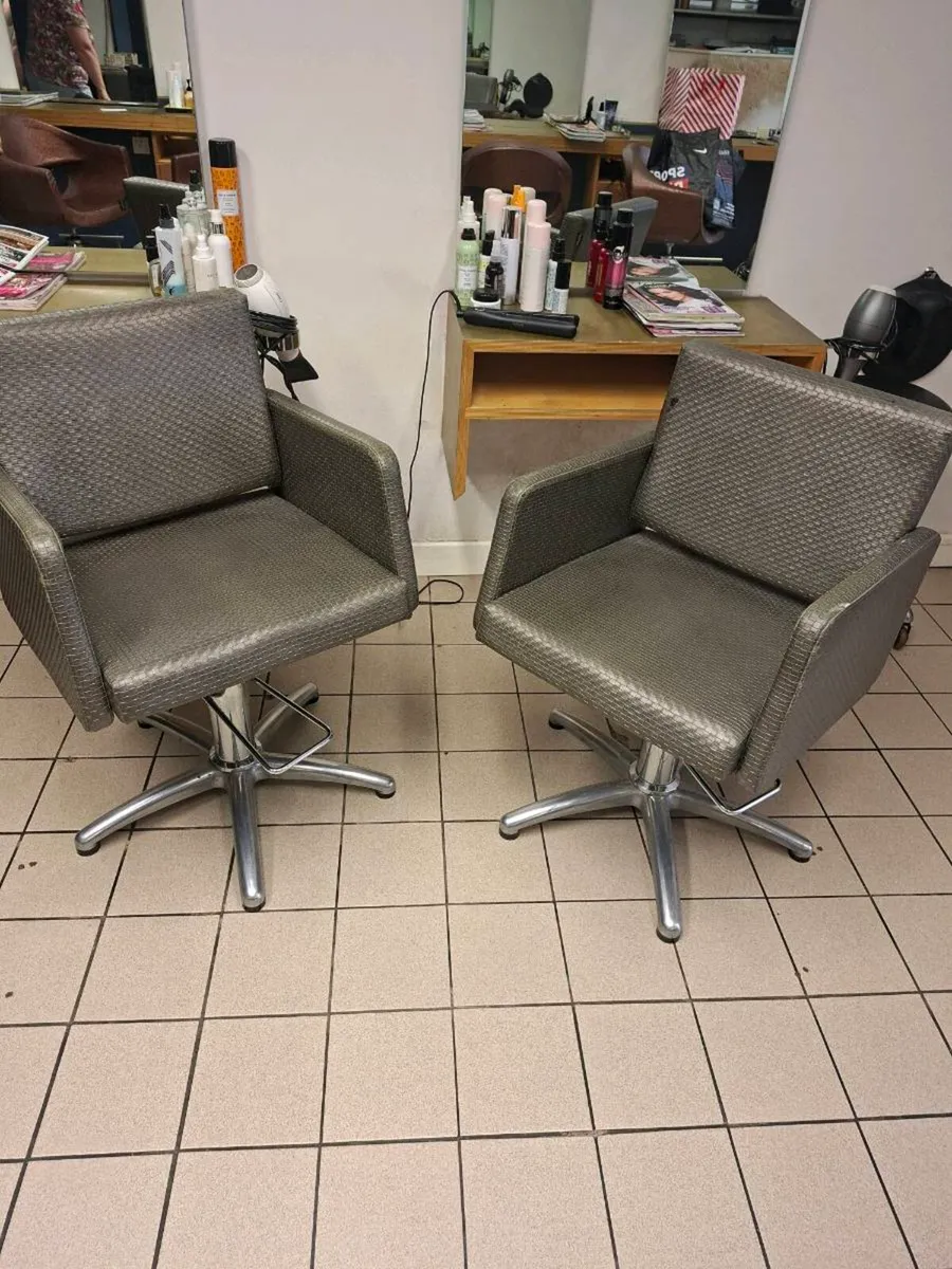 Styling chairs - Image 3