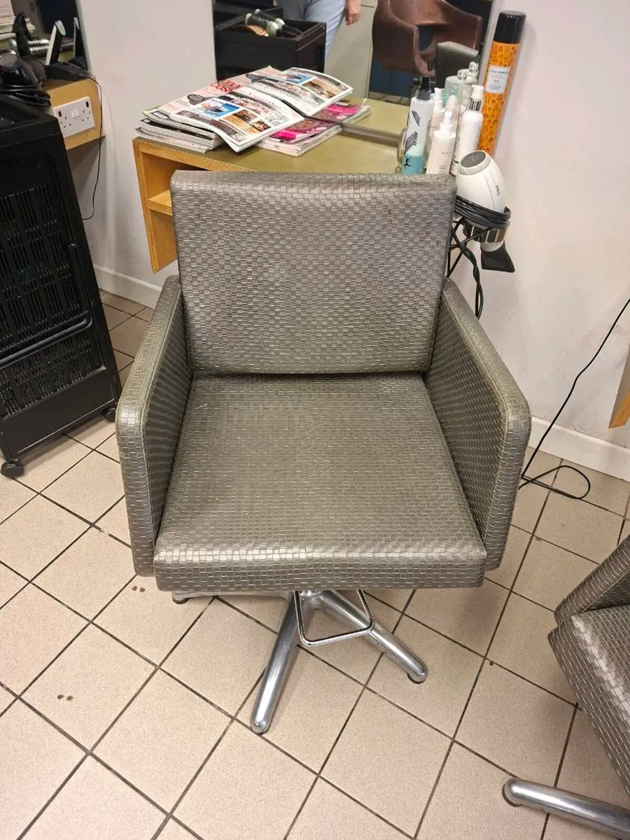 Styling chairs - Image 4