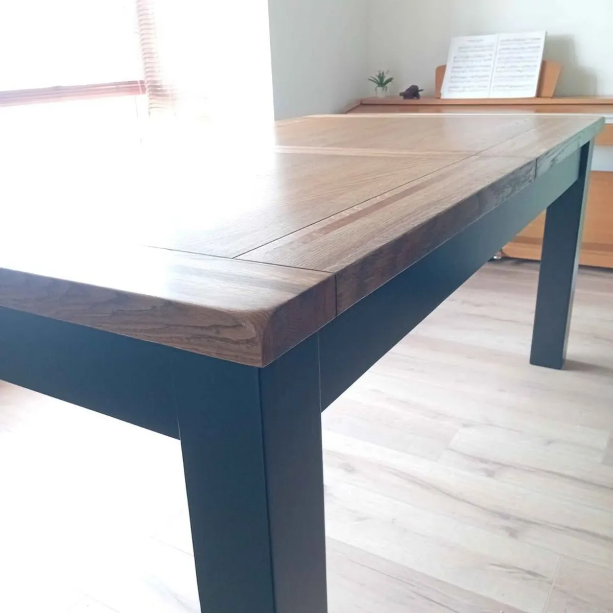 Stunning Solid Oak Extendable Dining Table - Image 4
