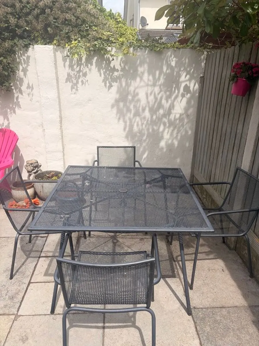 Garden table and chairs - Image 1