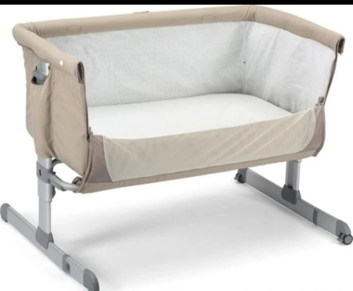 Chicco bedside crib - Image 3