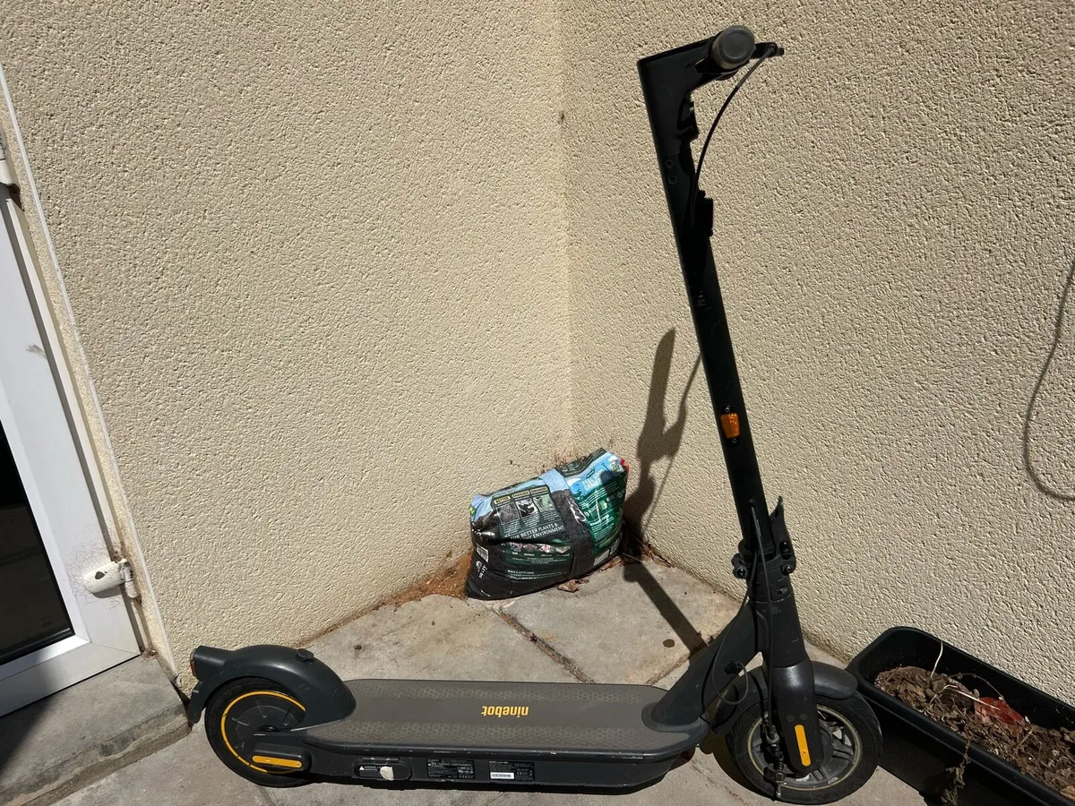 Segway Ninebot Max G30P Electric Scooter - Image 2