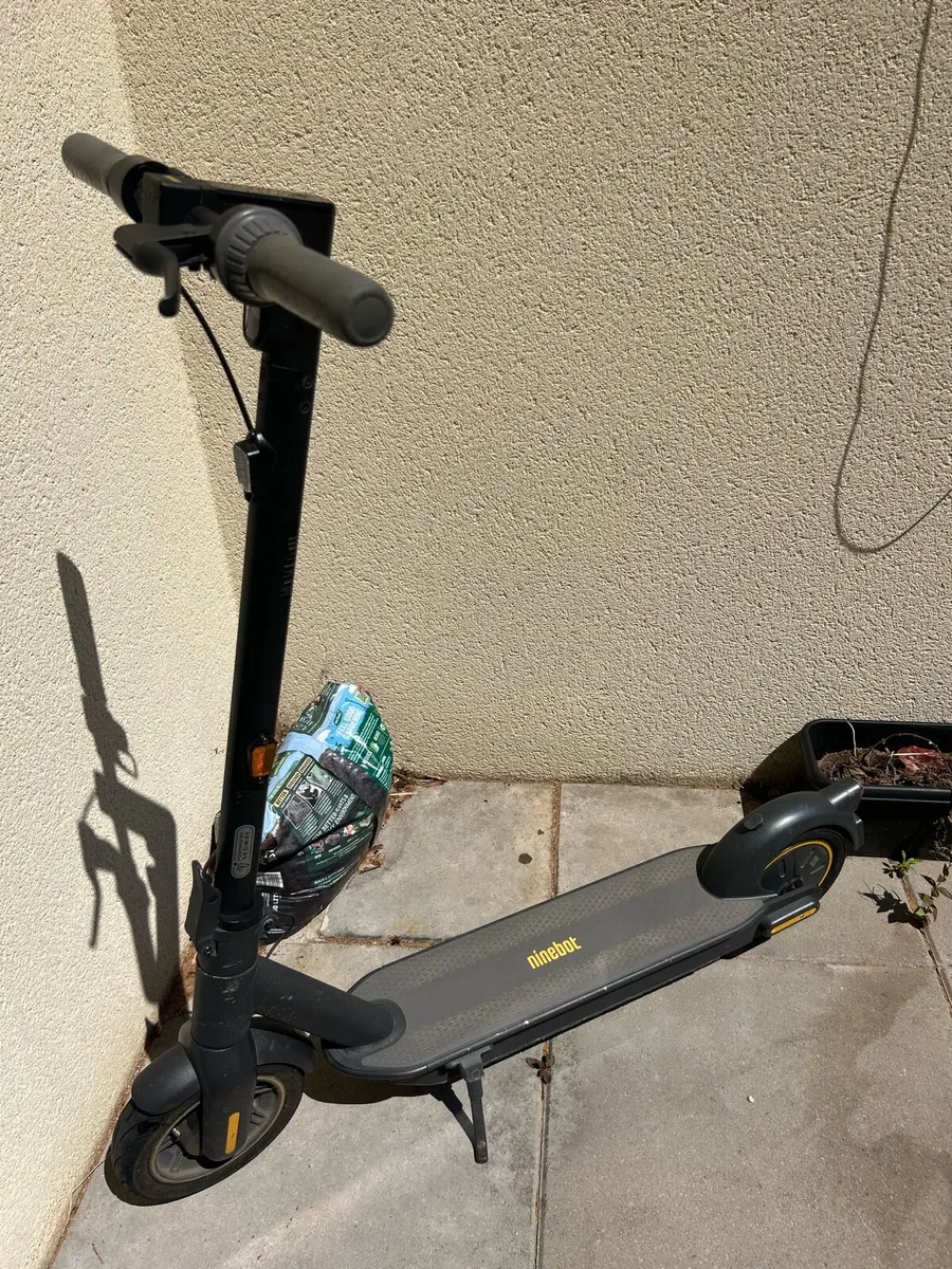 Segway Ninebot Max G30P Electric Scooter - Image 4