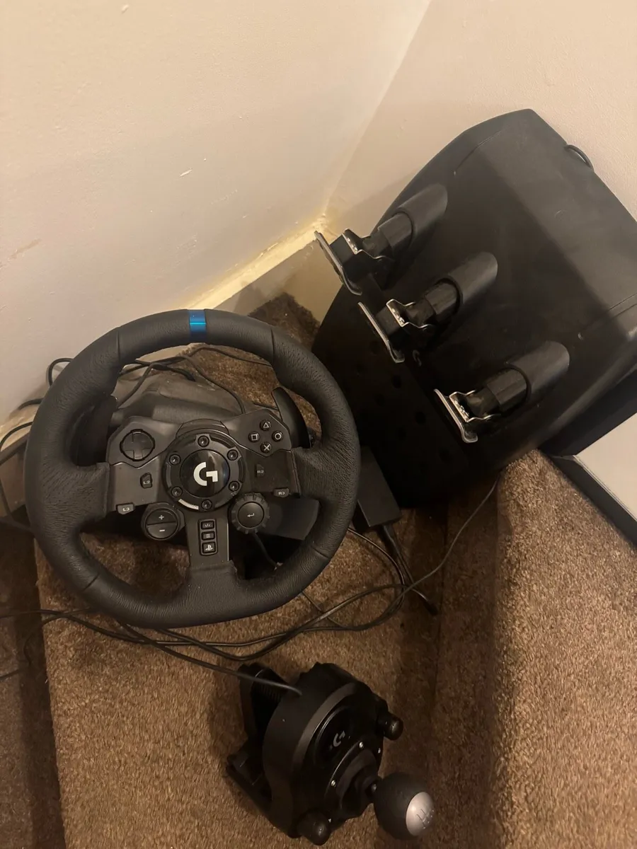 Logitech G923 PS5 & PS4 racing wheel & Pedals