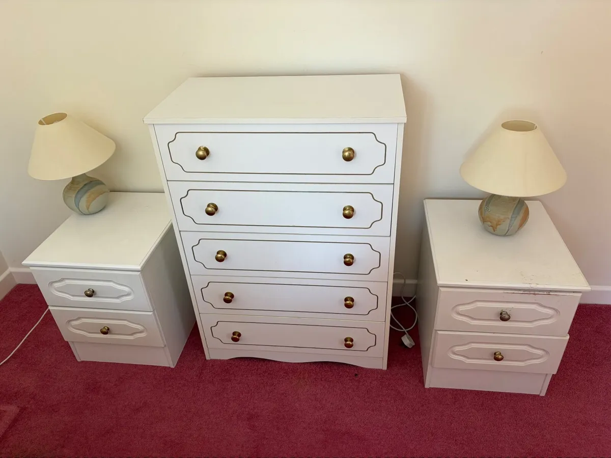 5 drawer bedroom chest and 2 bedside lockers
