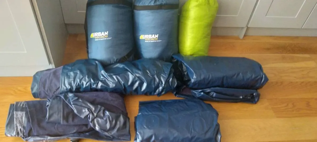 Sleeping bags and blow up mattresses - Image 1
