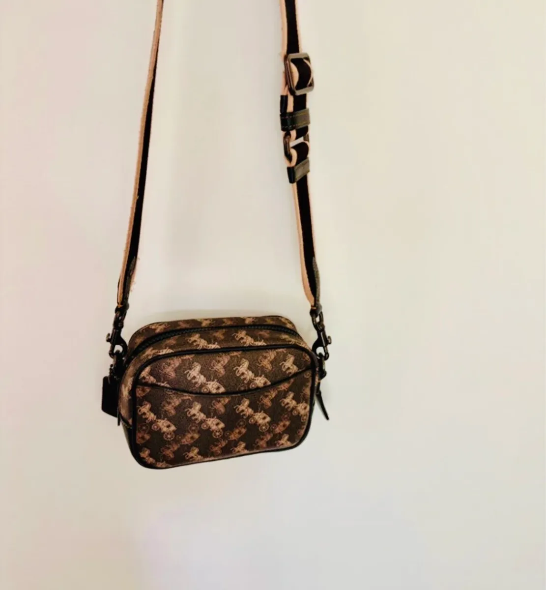 Coach Camera Bag 16 – Horse & Carriage Print - Image 3