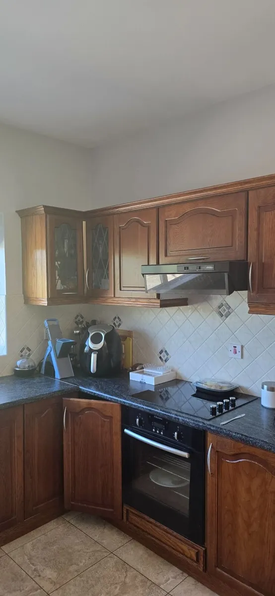 FITTED KITCHEN - Image 2