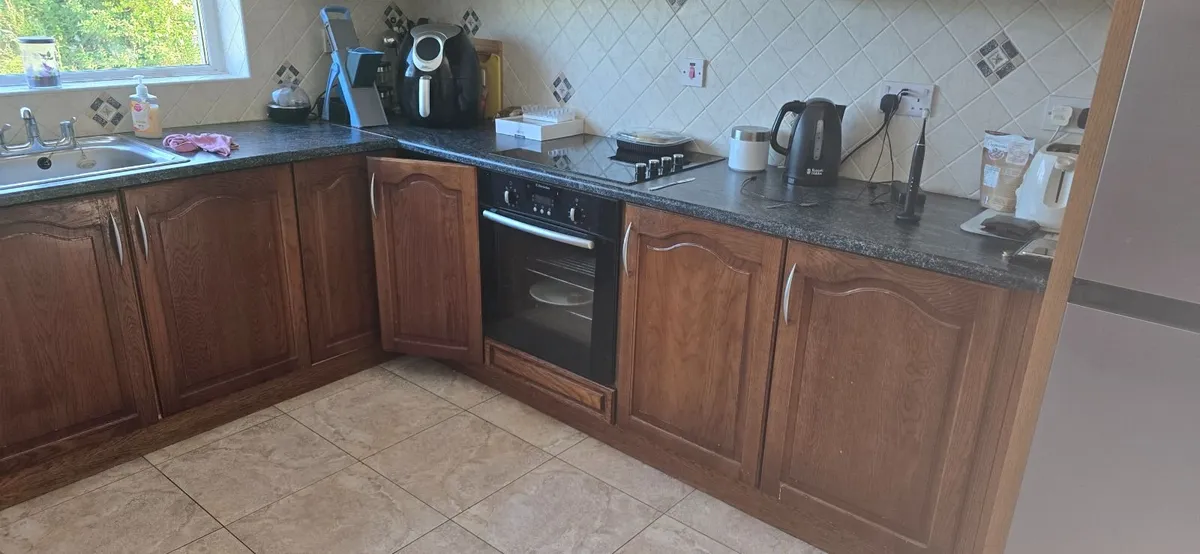 FITTED KITCHEN - Image 1