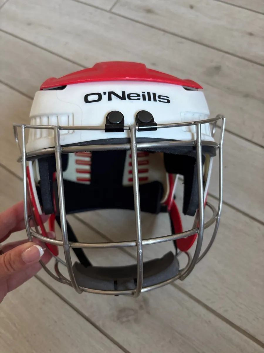 Hurling helmet - Image 1