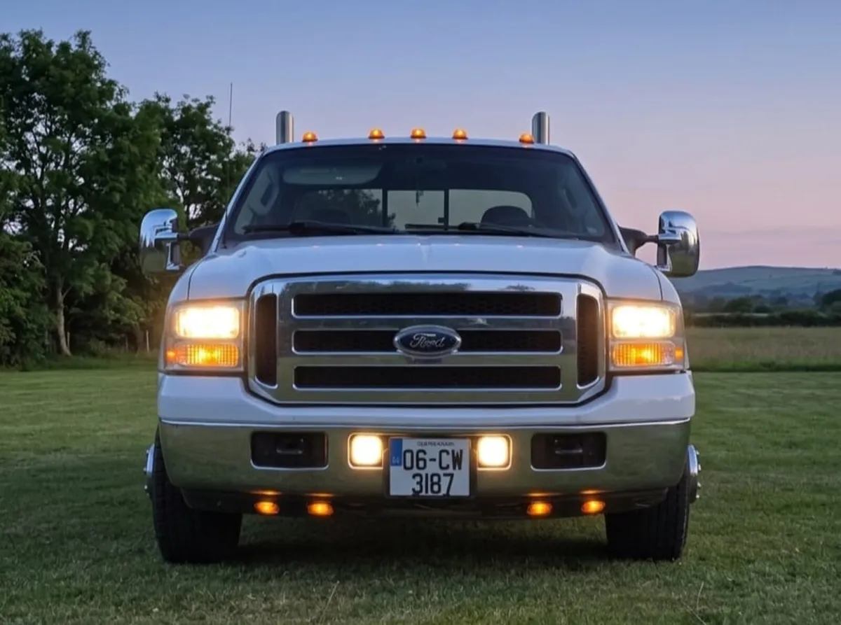 Ford F-350 Lariat Superduty American pickup - Image 2