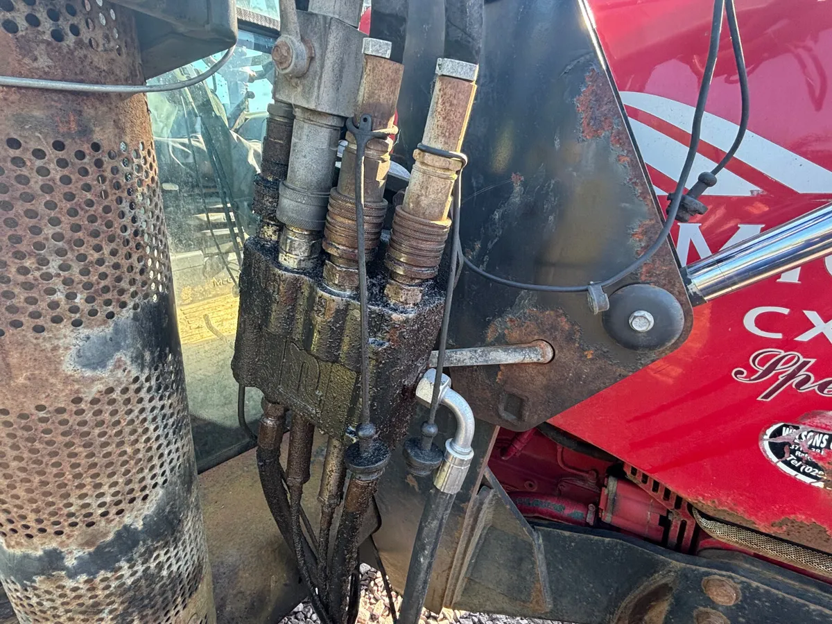 Quicke q940 loader - Image 2