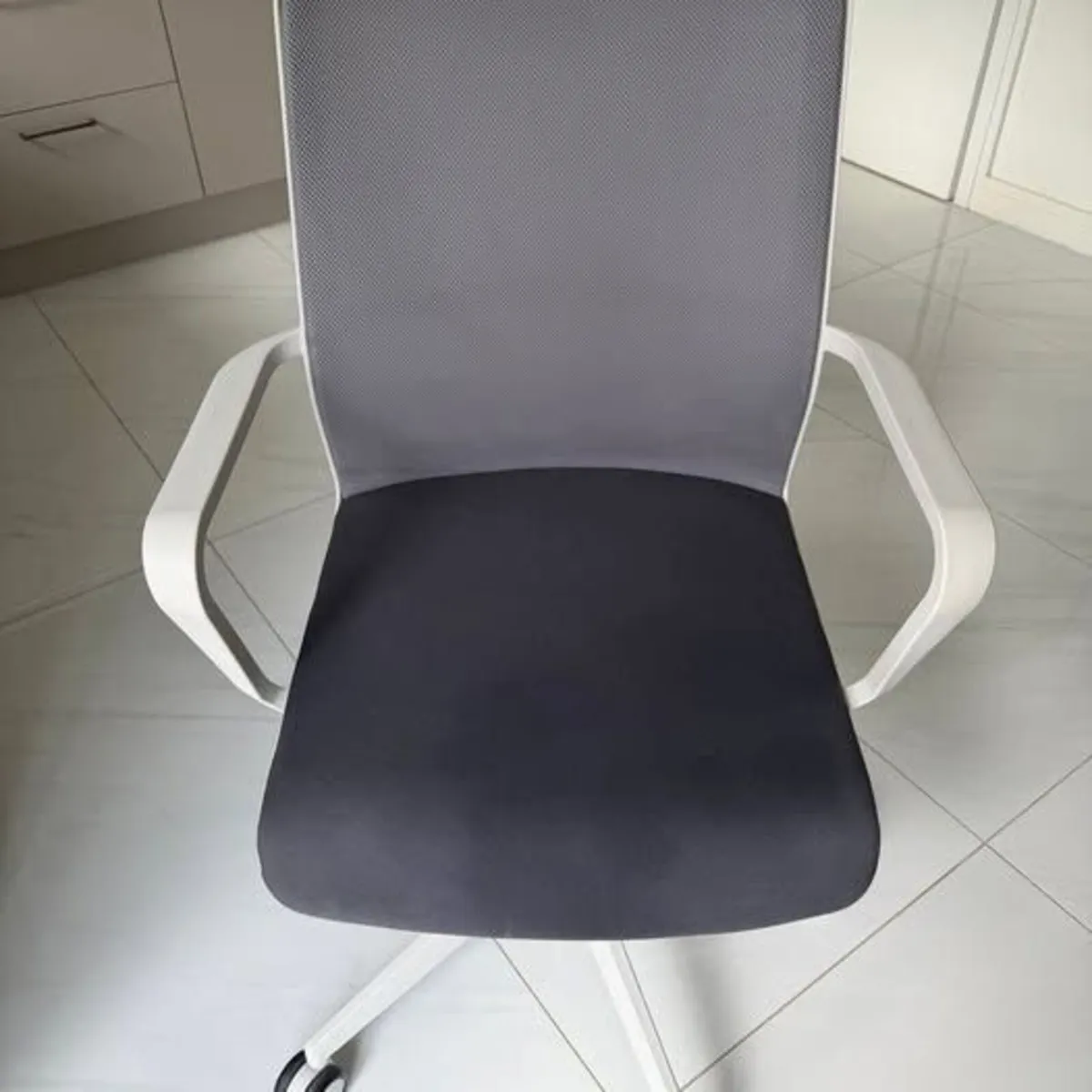 Modern Office Chair - Image 1