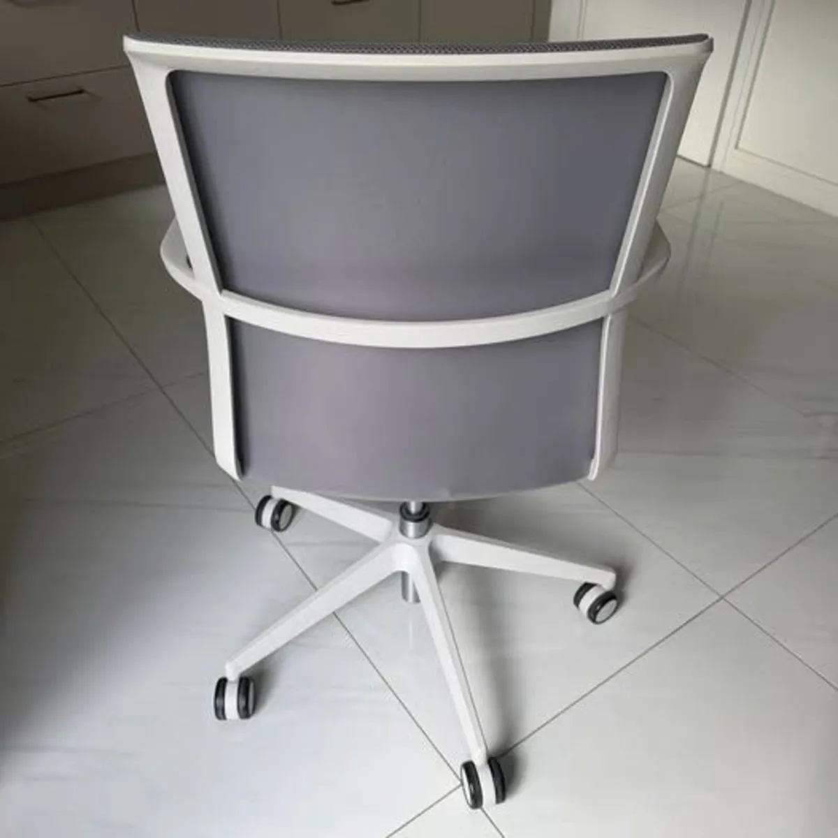 Modern Office Chair - Image 2