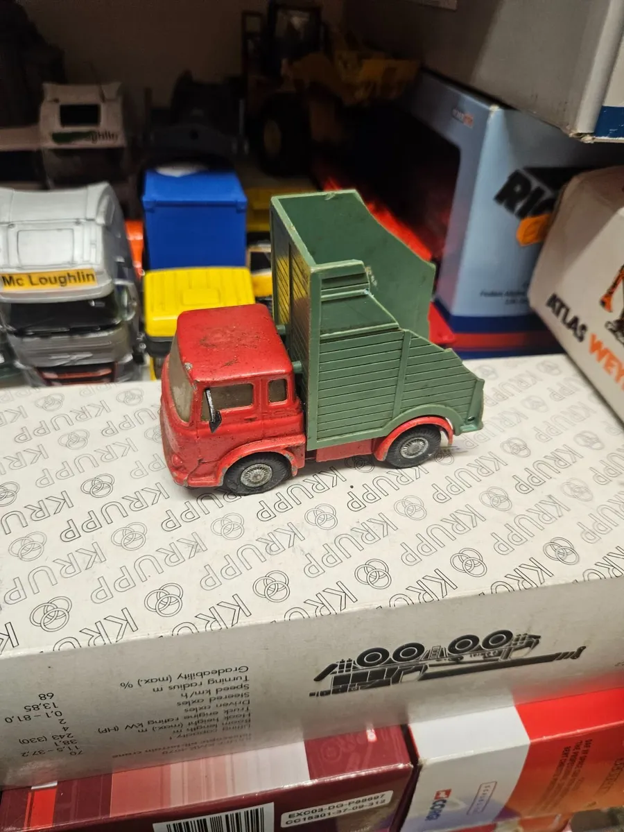 Corgi Chipperfields Circus Truck - Image 2
